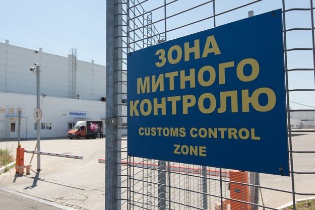 Молодчики в камуфляже напали на Одесскую таможню и устроили погром