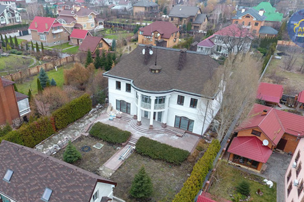 В сети показали, как живет семья судьи из Киева – видеофакт