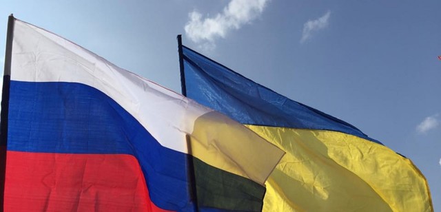 Украина резко отреагировала на сожжение флага в Москве