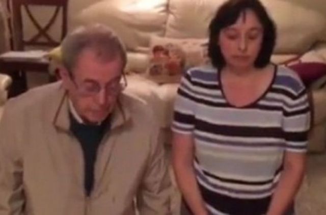 Русская жесть: родители на коленях вымаливали прощение у подростка. ВИДЕО