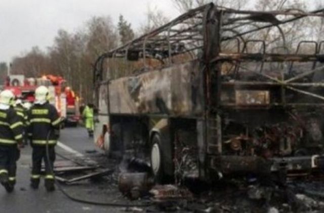 Автобус с украинцами сгорел дотла прям на дороге