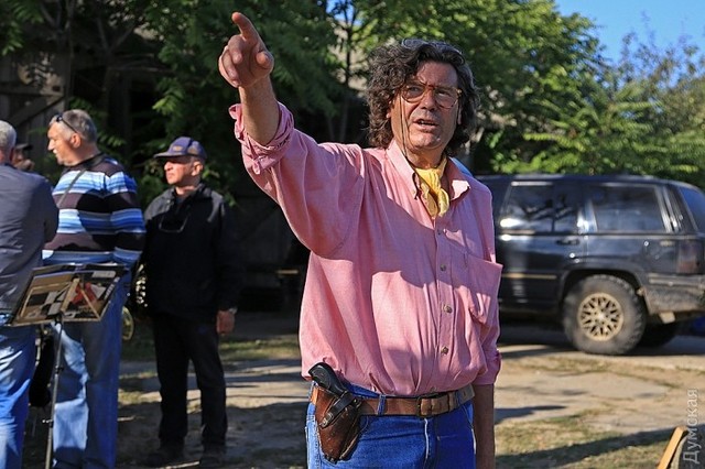 Бульдозер выкорчевал часть виноградников французского винодела Лакарена