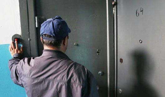 В Киеве пьяный мужчина «взял в плен» девушку-консультанта