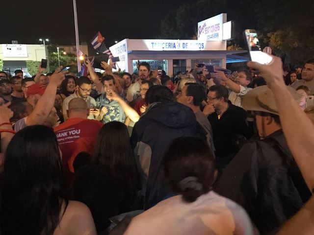 Сотни кубинцев радуются смерти Фиделя Кастро