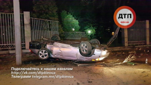 В столице “Тойота” врезалась в забор зоопарка - погибла девушка-пассажир