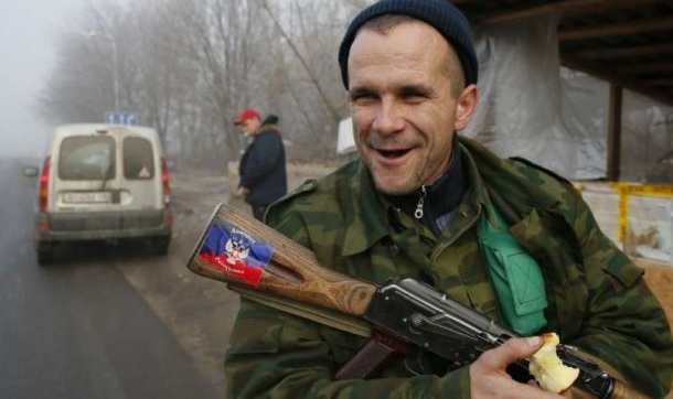 Пьяные боевики обстреляли жилой дом на Донбассе