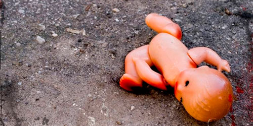 Мать, которая гуляла с мертвым ребенком в Днепре, дала показания: видео