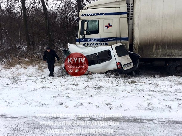 На трасі “Київ-Рівне” фура роздавила мікроавтобус