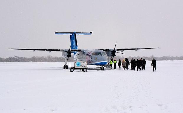 В России застрял в сугробе самолет