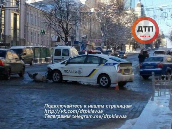 Патрульный автомобиль и легковушка столкнулись в центре столицы