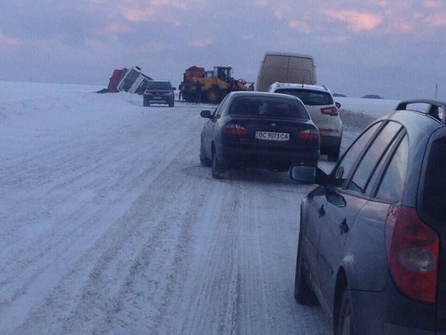 Жахлива аварія сталась на засніженій дорозі під Львовом