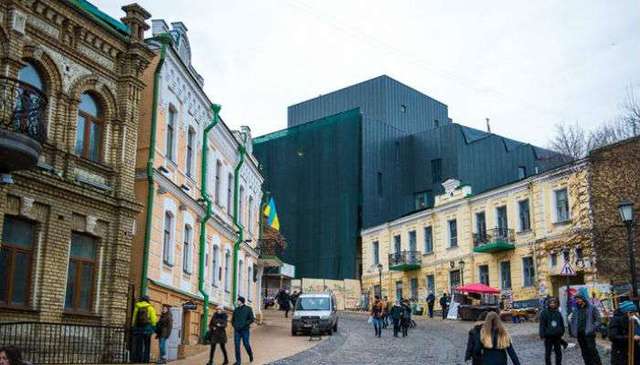 Скандальный театр на Подоле показали с высоты