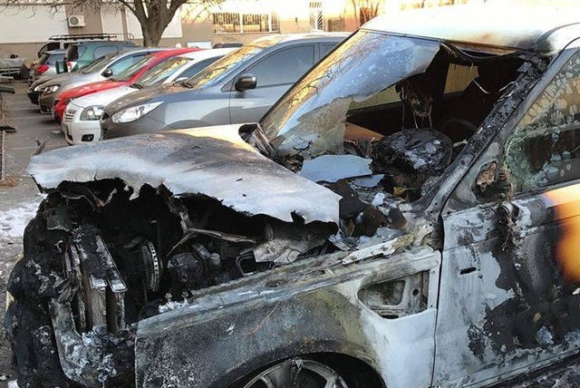 Депутату сожгли Range Rover, заодно сгорел и Nissan