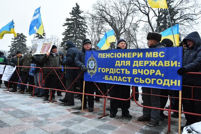 Під Радою мітингують ображені студенти і пенсіонери