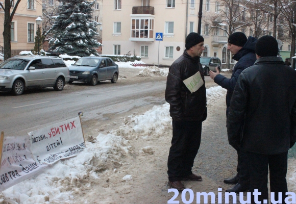 В Тернополі батько вбитого сина пікетує обласну прокуратуру