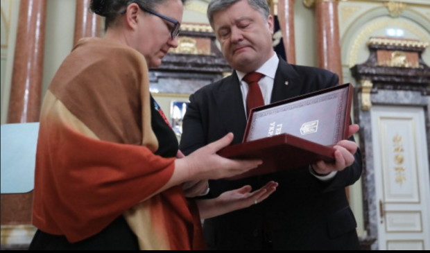 "Навіки 18-річні": Порошенко посмертно нагородив двох Героїв АТО