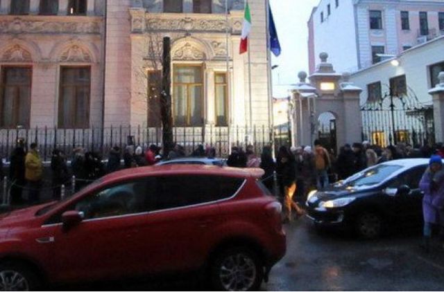 Back in the USSR: в Москве за сыром выстроилась километровая очередь. ФОТО