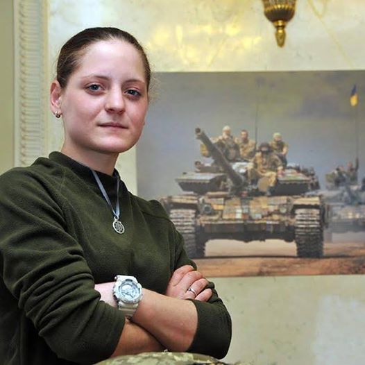 Дівчина в камуфляжних штанях облила Ляшка соком у Раді