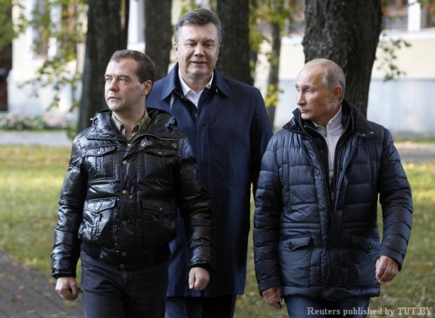 Стало відомо, кому Янукович роздавав іменні пістолети