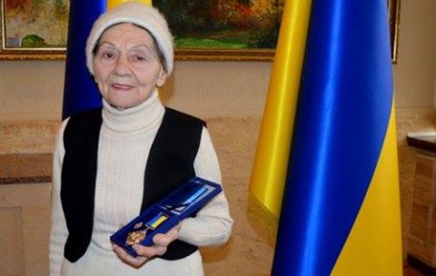 На Закарпатті 90-річна волонтерка Катерина Омельчак отримала нагороду за допомогу бійцям АТО