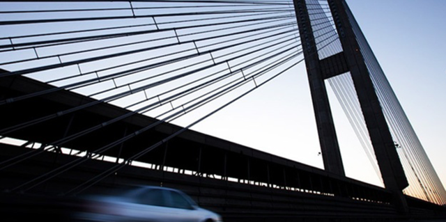 В Киеве мужчина прыгнул с моста и попал под грузовик