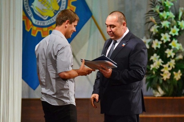 Студенты Луганского университета получают дипломы Вятского вуза