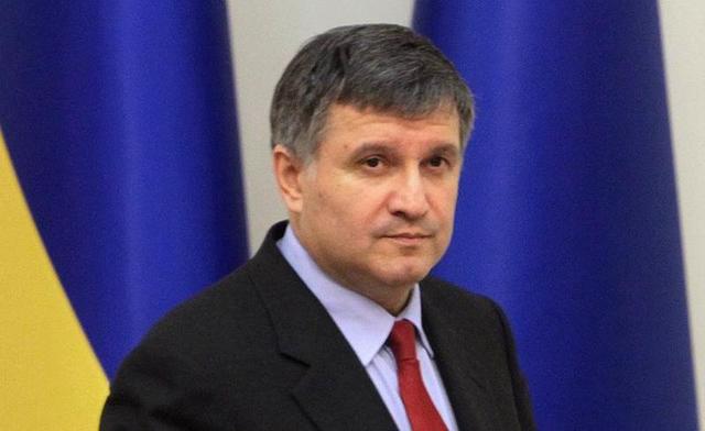 Новая "Toyota Camry" и наградное оружие - СМИ узнали о телохранителе Авакова