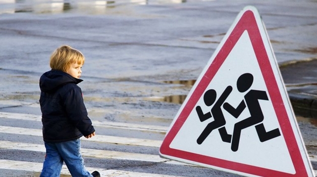 В Киеве мать с ребенком попали под колеса иномарки на пешеходном переходе