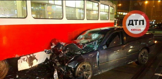 У Києві автомобіль врізався у трамвай з пасажирами