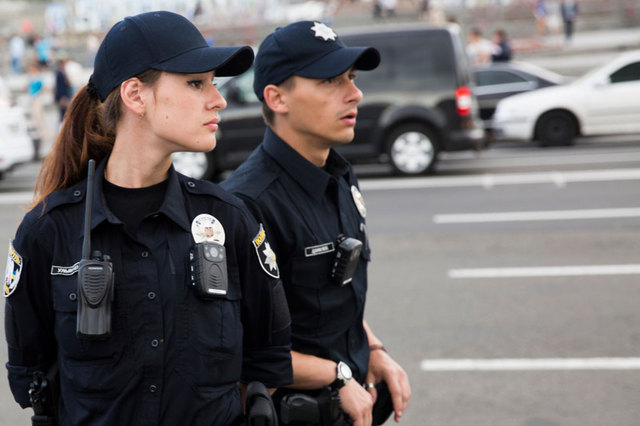 В Запорожье подрались две девушки, работающие в патрульной полиции