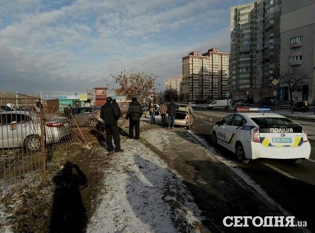 В Киеве легковушка влетела в автостоянку: опубликованы фото