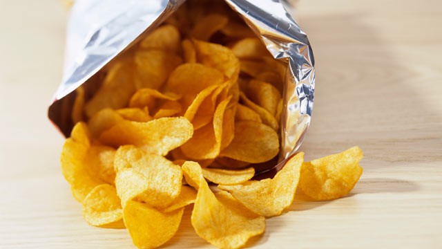 В чипсах радикала Рыбалки нашли дохлую мишь (ФОТО)