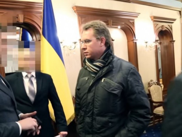 Как вручали подозрение главе ЦИК Охендовскому. Видео