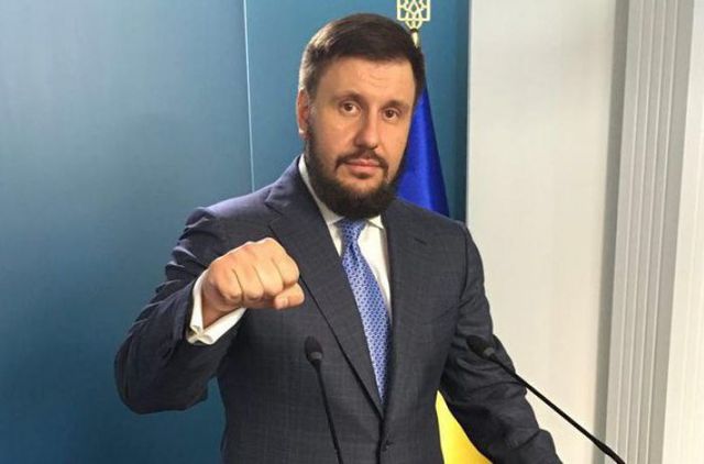 Беглый экс-глава Минсдоха решил окончательно перетянуть на себя одеяло Ахметова