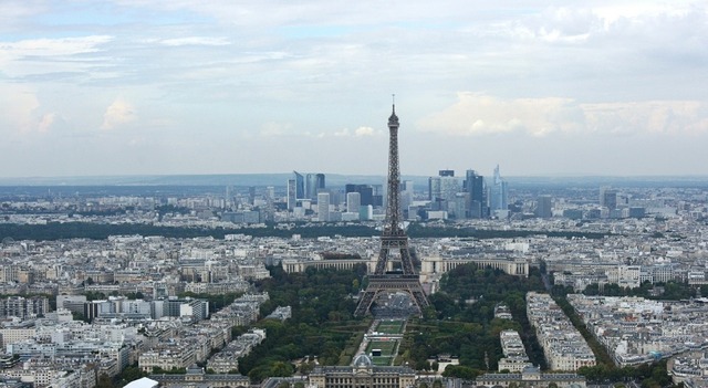 Эйфелева башня погасла: Париж солидарен с жителями Алеппо