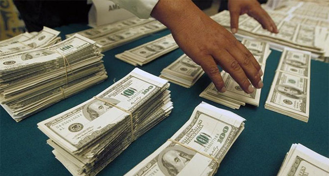 Украинец пытался вывезти в Италию €182 тыс., спрятанные в носках