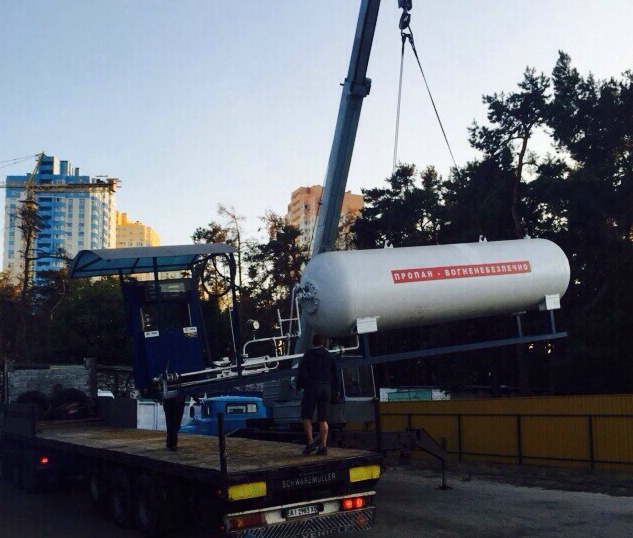 Власники нелегальних АГЗП після демонтажу комунальниками викуповують їх у "прокладок" за шалені гроші