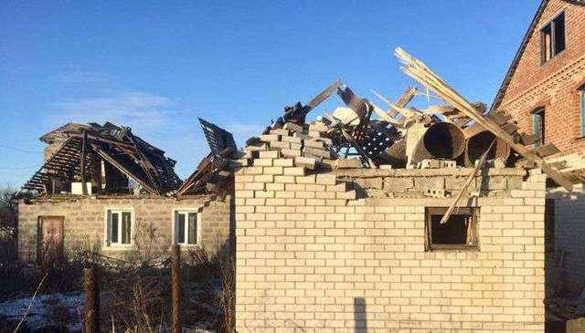 Террористы «ДНР» обстреляли Водяное, на частные дома упало более 100 мин