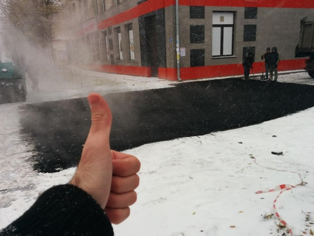 Главное отчитаться: коммунальщики продолжают класть асфальт прямо на снег