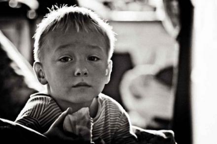 Персонал интерната подверг ребенка-инвалида смертельной пытке. Малыш выжил случайно