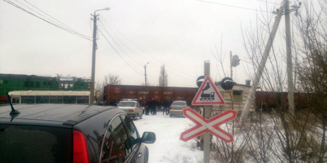 На Донетчине произошла авария на железнодорожном переезде, есть пострадавшие