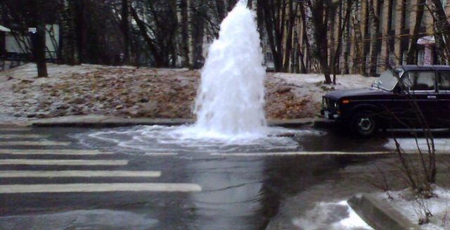 В Киеве возле вокзала прорвало трубу з горячей водой