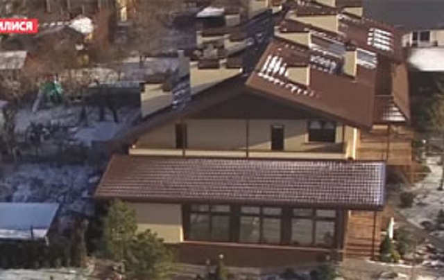 Суддя звів розкішний будинок у забороненій зоні Дніпра і записав на родичку