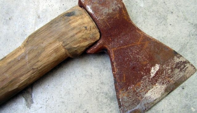 Жена зарубила мужа топором и пыталась сжечь тело