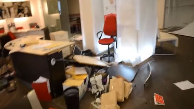 В Киеве 30 мужчин разгромили офис и побили охрану