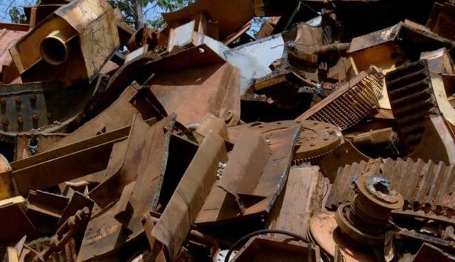 Дачники поглумились над вором металлолома, привязав его к дереву