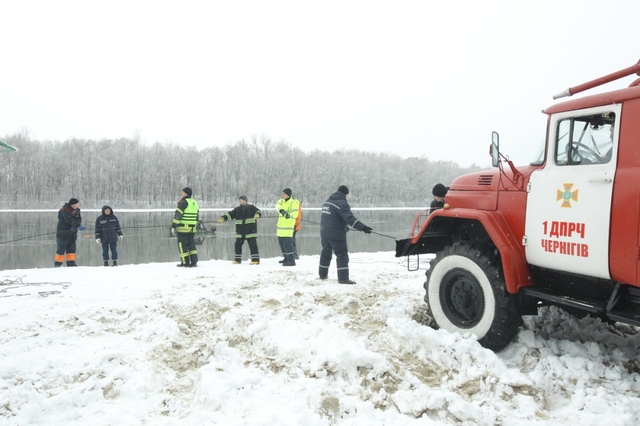 В Чернигове из-под льда достали утонувший автомобиль с телом водителя