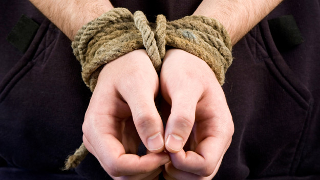 В Киеве иностранцы взяли в заложники трех девушек