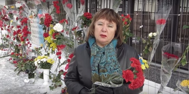 Стало известно кто усыпал цветами посольство России в Киеве