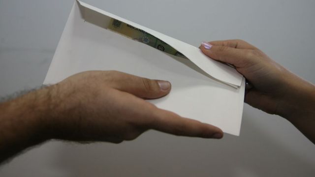 Какие штрафы ждет бизнес за зарплаты в конвертах